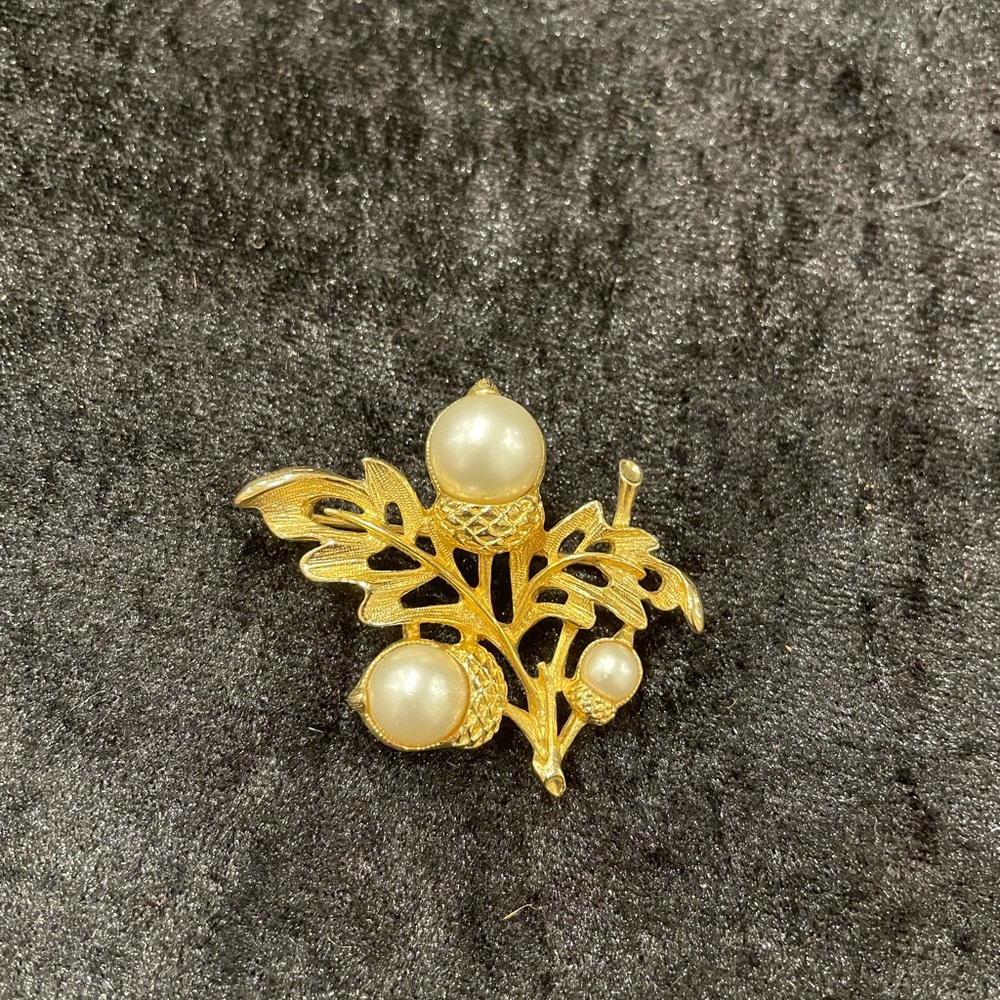 intage Avon Faux Pearl Acorn Brooch Pendant